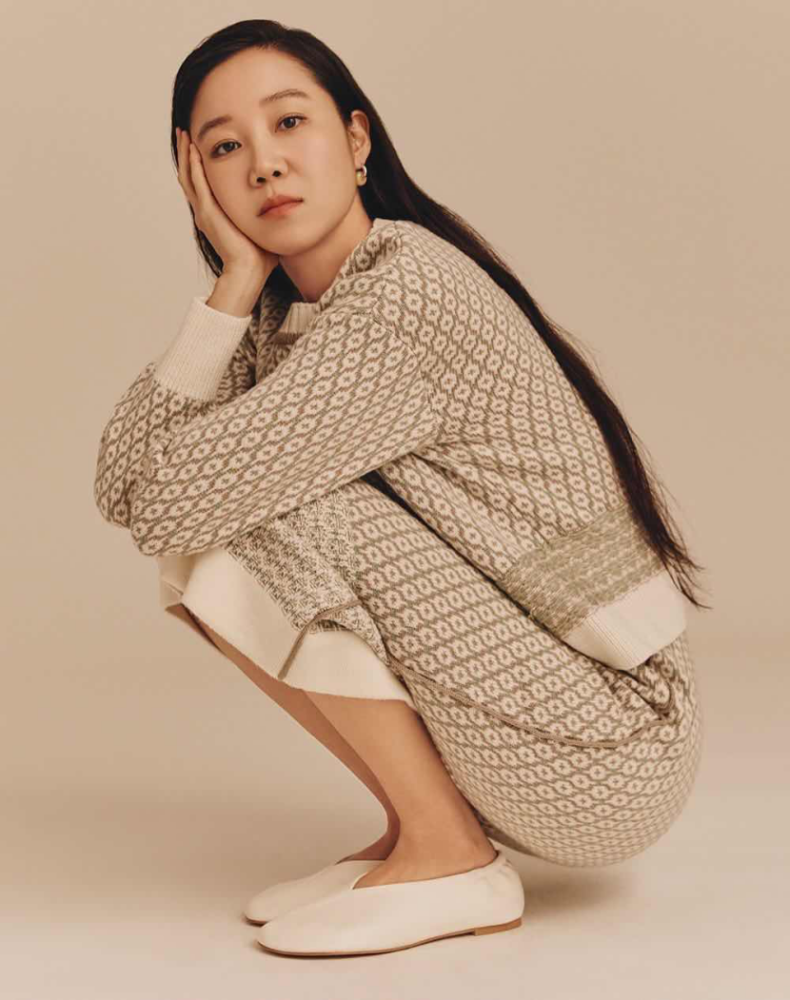 孔孝真秋季复古系穿搭直击人心,毛衣配碎花裙温柔优雅,笑容好暖