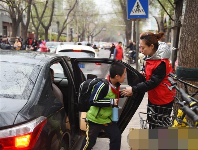 孩子上学谁来接送?带你揭开这个问题之下,家长都不知道的孩子成长秘密