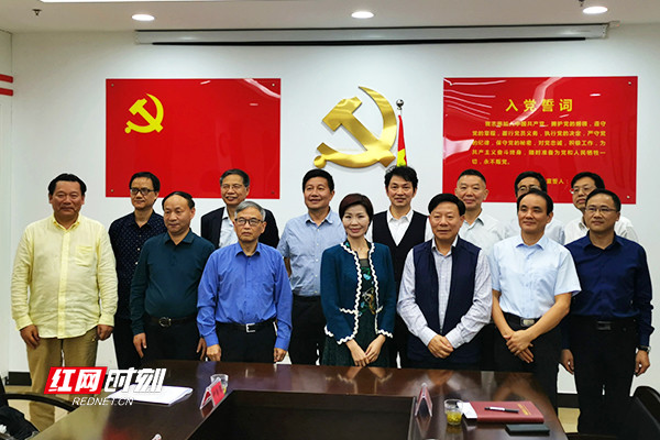 近日,省人民政府参事室聘任朱翔,张志初,王一兵,唐宇文,陈文胜,彭立