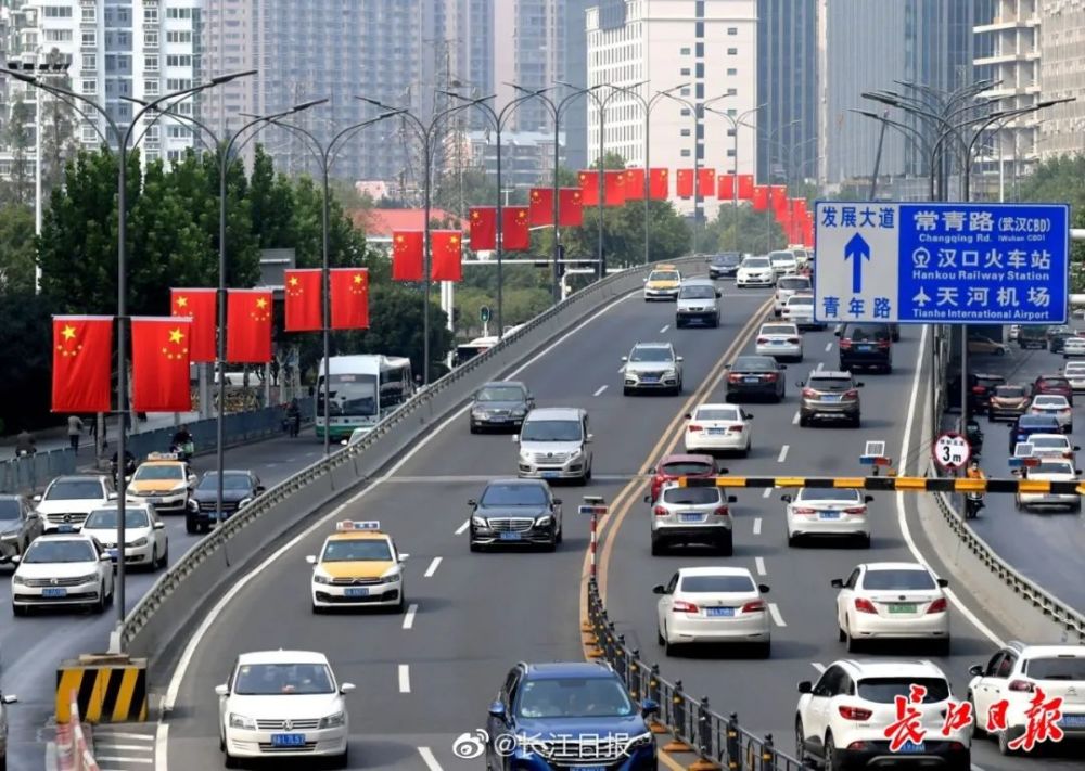 40000面五星红旗挂上街头,武汉"红"了!_腾讯新闻