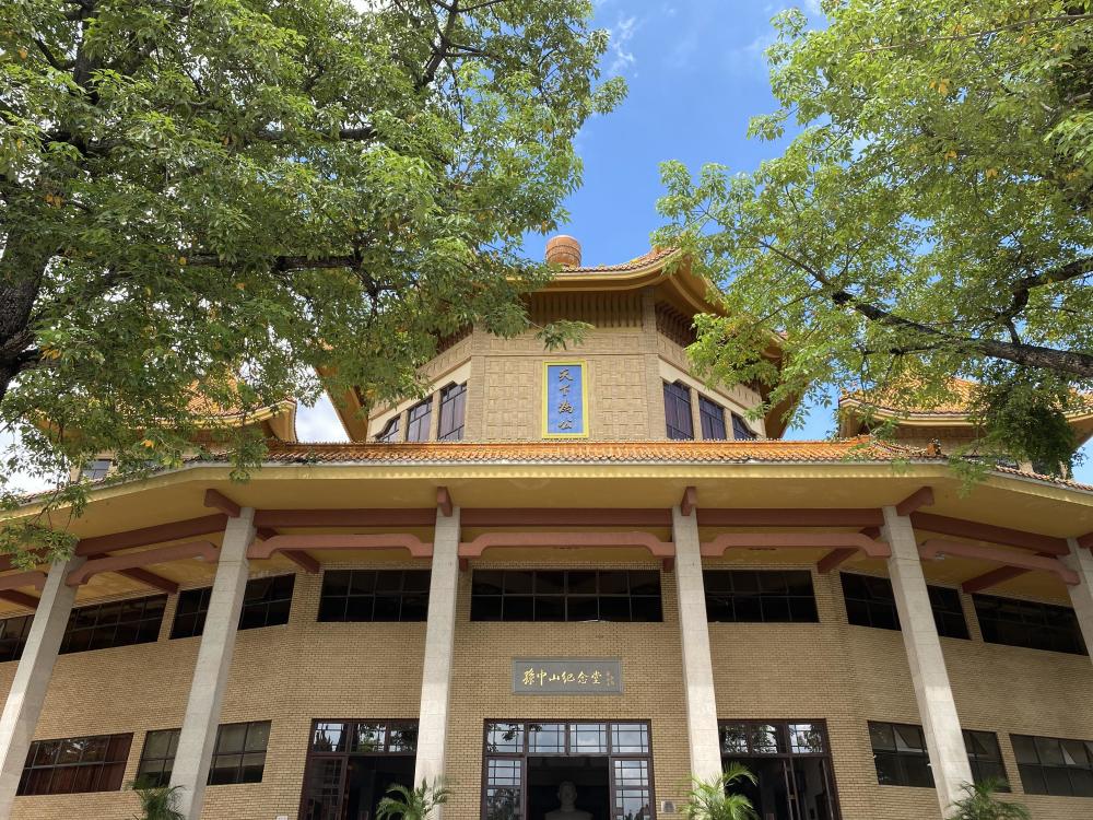 前人为了让更多孩子接受教育,建造了龙山书院;杨铁夫在龙山书院,扬起