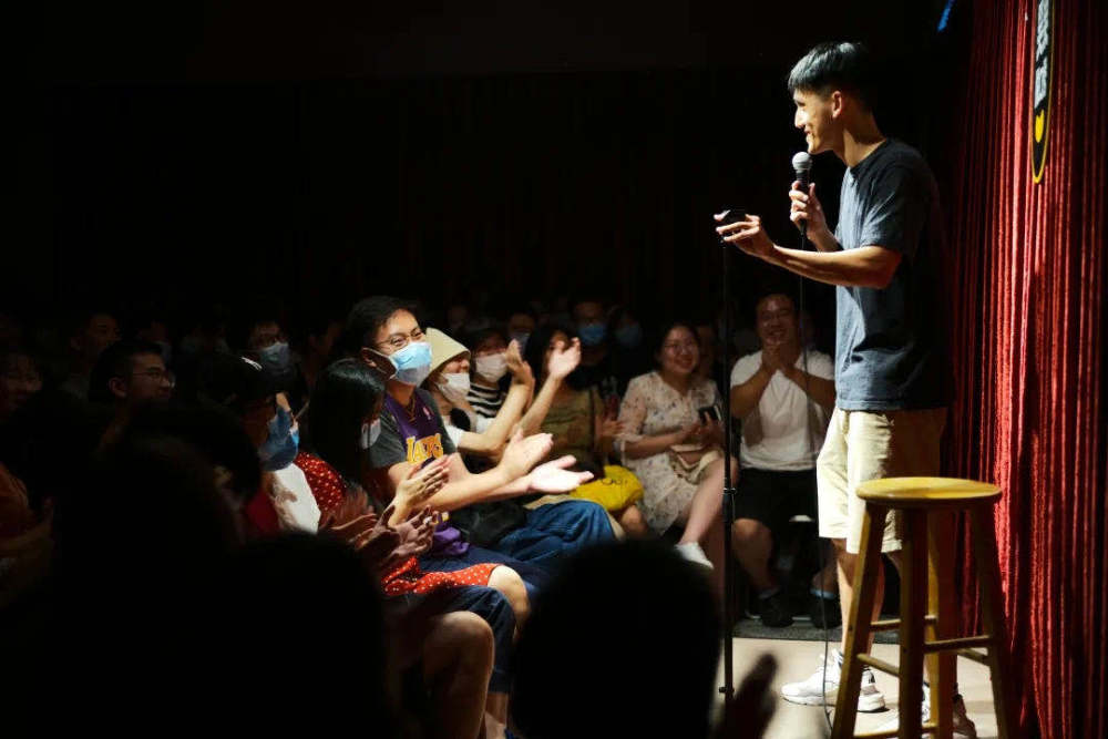 脱口秀|欣欣向荣但一团乱麻的脱口秀行业：一月能挣1500？有的月入三五万