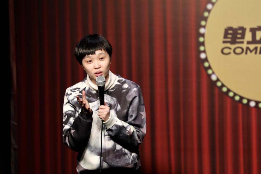 脱口秀|欣欣向荣但一团乱麻的脱口秀行业：一月能挣1500？有的月入三五万