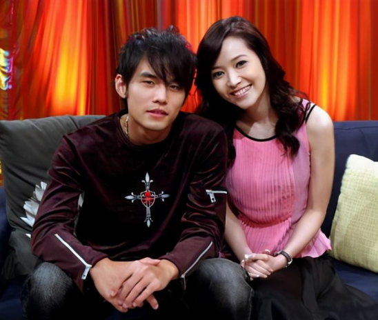 周杰伦|复盘周杰伦和侯佩岑的恋爱：年少轻狂的他，毁了一段真爱