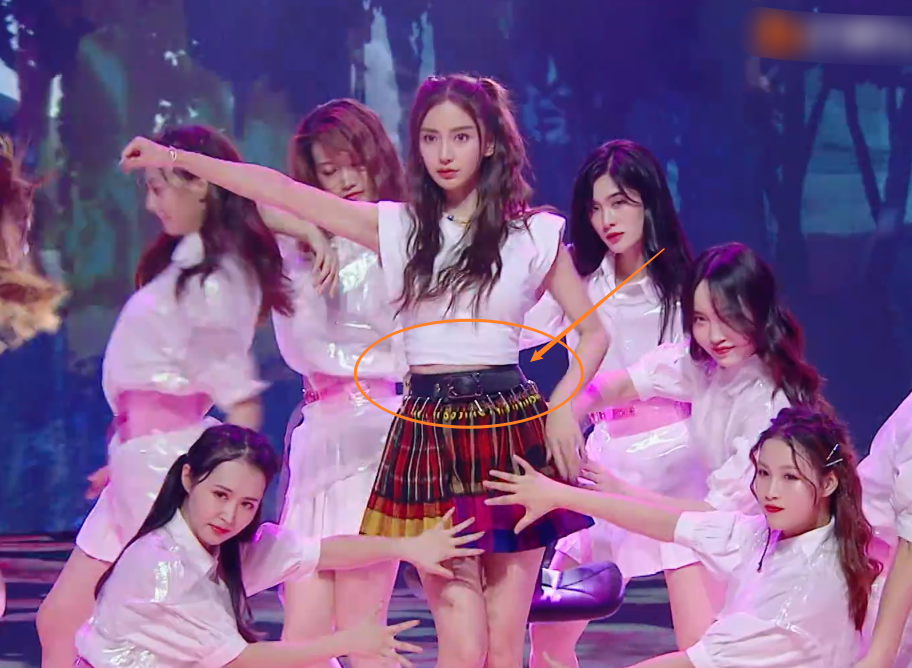 baby在节目跳舞,表情管理不输女团,我却注意她离开精修的身材_腾讯