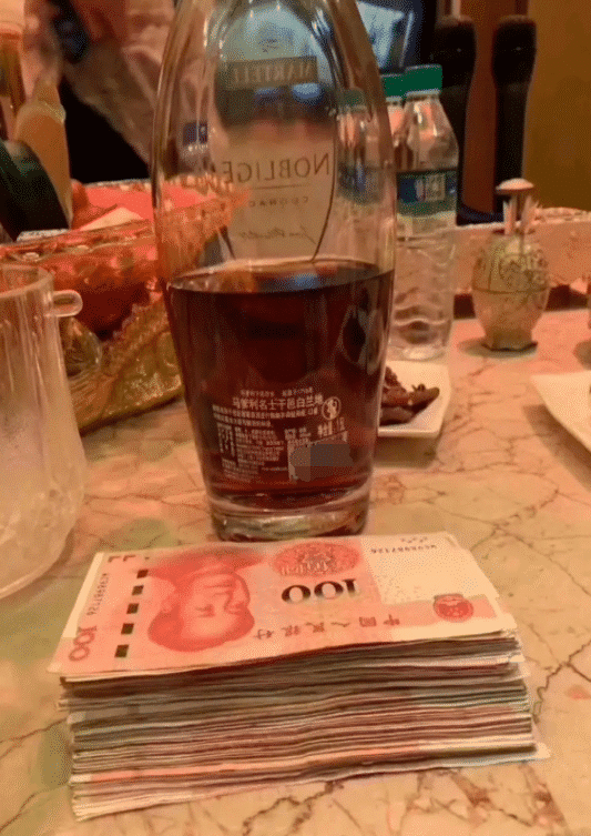 如果给你碰到了这样的事情,只要把这半瓶酒给喝完,这一叠现金都归你了