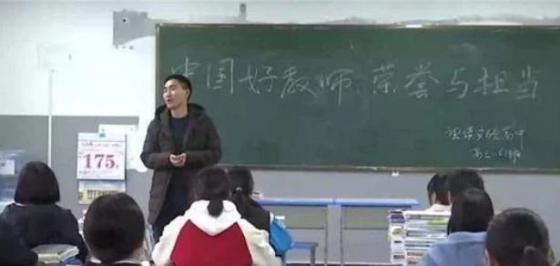 12年前背上瘋娘上大學的劉秀祥如今成了另一群孩子的人生老師