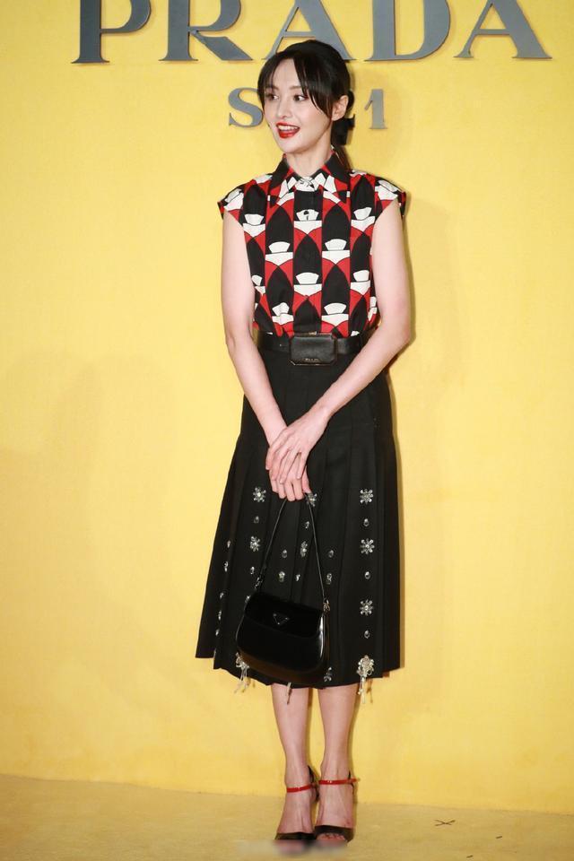 郑爽出席prada大秀穿印花上衣配百褶裙甜美中又带点清冷范儿