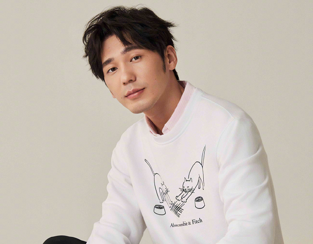 杨幂|杨幂看《沉默》哭好几次求合影，白宇晒剧照回应，P图够严谨