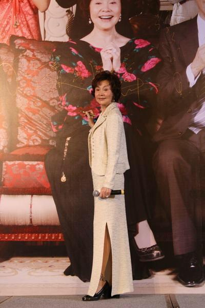 老戏骨归亚蕾真洋气蝴蝶衬衣配刺绣牛仔不像76岁拖鞋更特别