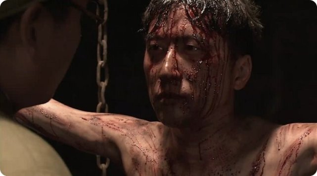 2《腾越殇魂》影片中,悲伤的转身,少年直接走向雷场,给欧洲乃至人类