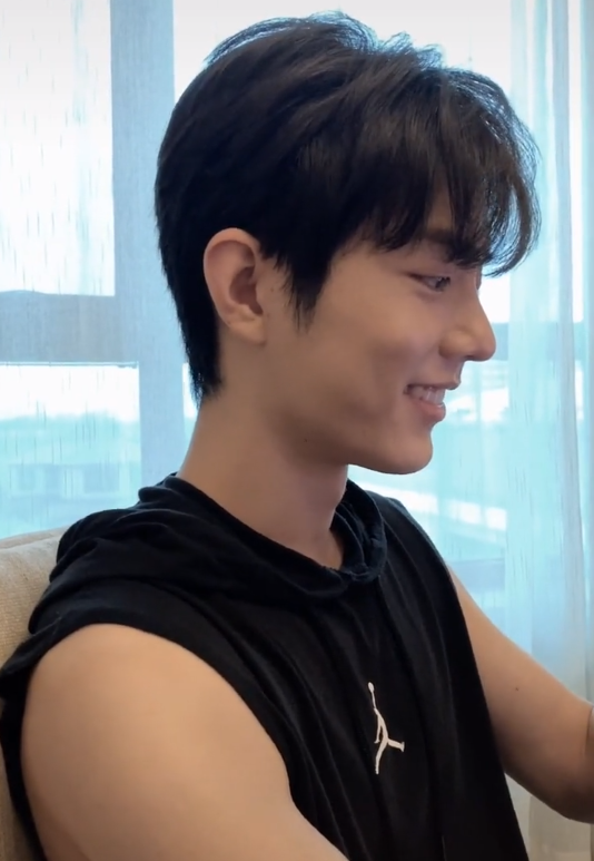 肖战|肖战录视频庆祝出道四周年，对镜自拍表情搞怪，手臂肌肉壮硕围度夸张