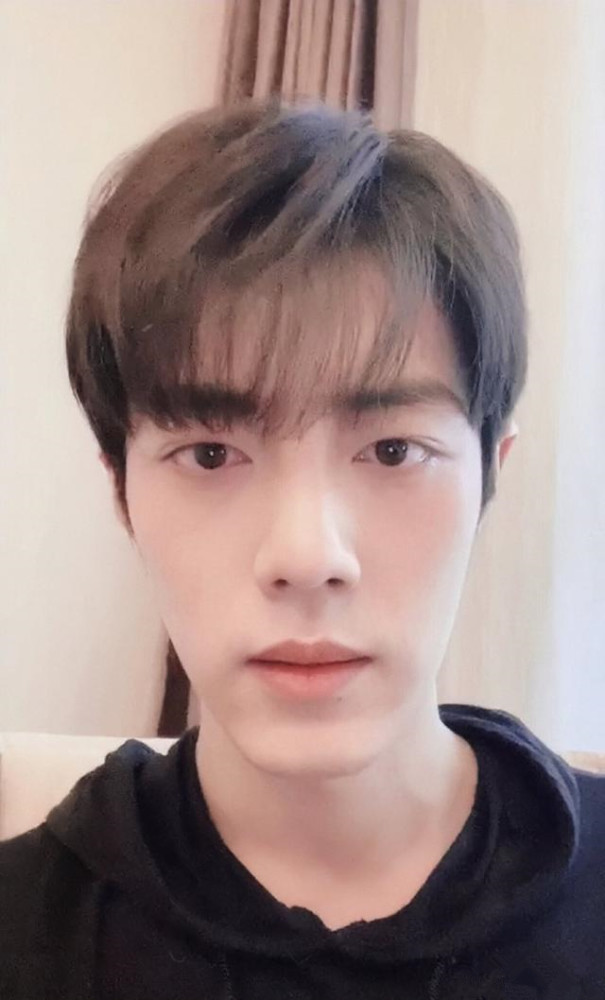 肖战|肖战录视频庆祝出道四周年，对镜自拍表情搞怪，手臂肌肉壮硕围度夸张