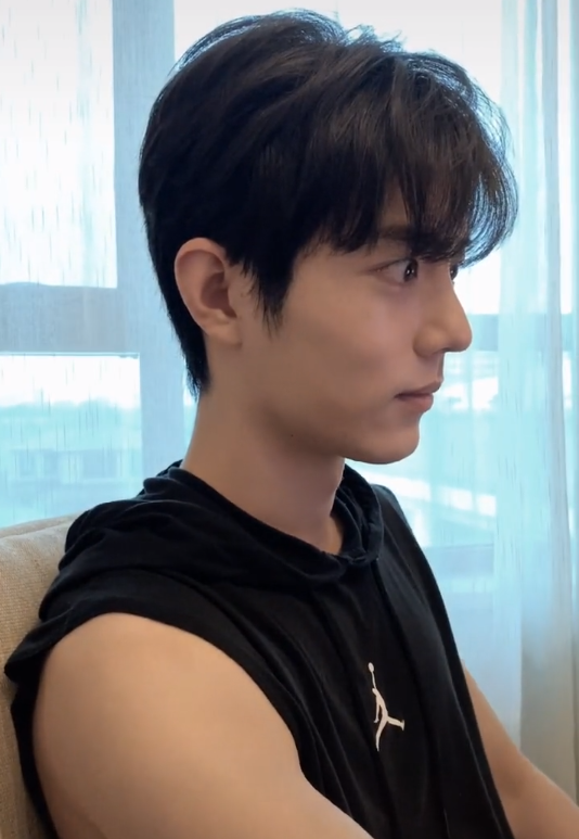 肖战|肖战录视频庆祝出道四周年，对镜自拍表情搞怪，手臂肌肉壮硕围度夸张