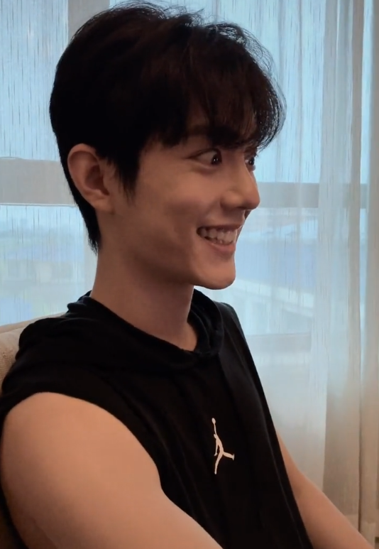 肖战|肖战录视频庆祝出道四周年，对镜自拍表情搞怪，手臂肌肉壮硕围度夸张