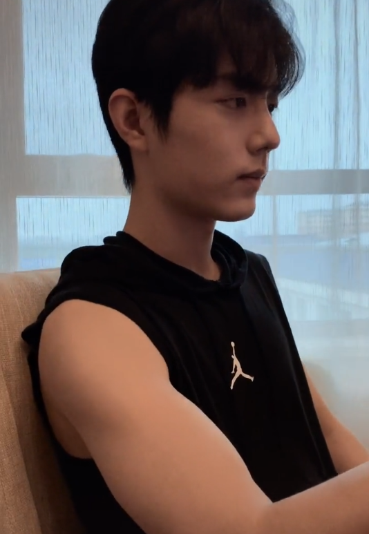 肖战|肖战录视频庆祝出道四周年，对镜自拍表情搞怪，手臂肌肉壮硕围度夸张