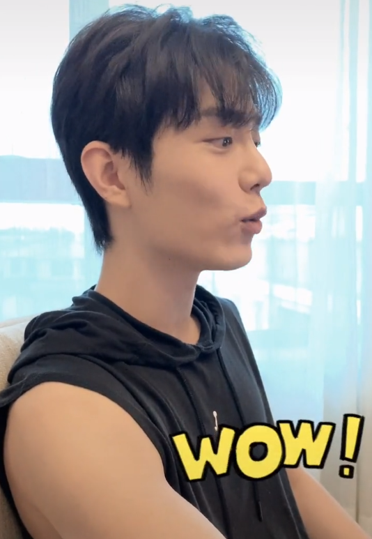 肖战|肖战录视频庆祝出道四周年，对镜自拍表情搞怪，手臂肌肉壮硕围度夸张