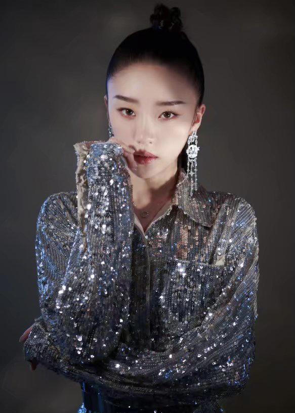 林有有张月亮片流苏裙大秀长腿高马尾造型太吸睛尽显高冷