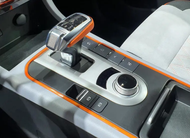 长城炮|长城炮黑弹亮相北京车展，气势远胜福特猛禽，2.0T＋8AT，长5米43