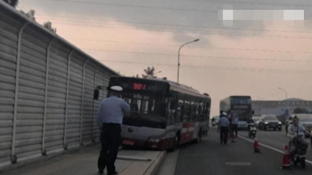 北京|北京一公交司机行驶中弃车从桥上跳下，警方介入