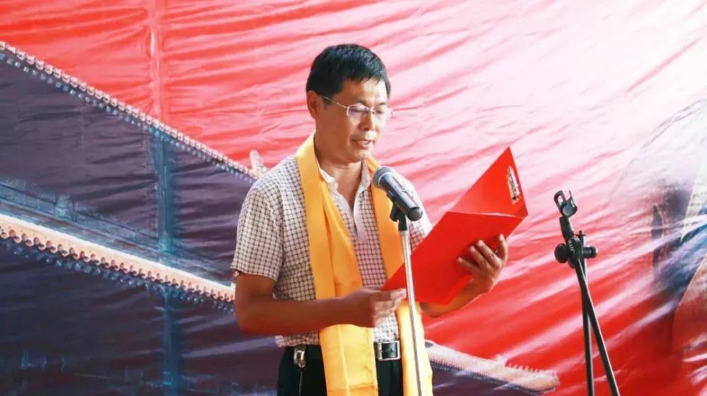 王兵介绍了孔子生平事迹及祭孔的意义,许长恩,徐淑波向先师孔子敬献了