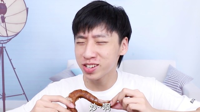 b站美食up主蛋黄派突然曝光女友,弹幕称要绿他,粉丝狂刷取关