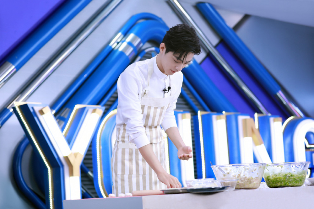 肖战|出道四周年，肖战晒搞怪视频庆祝，看到内容后：引起生理不适