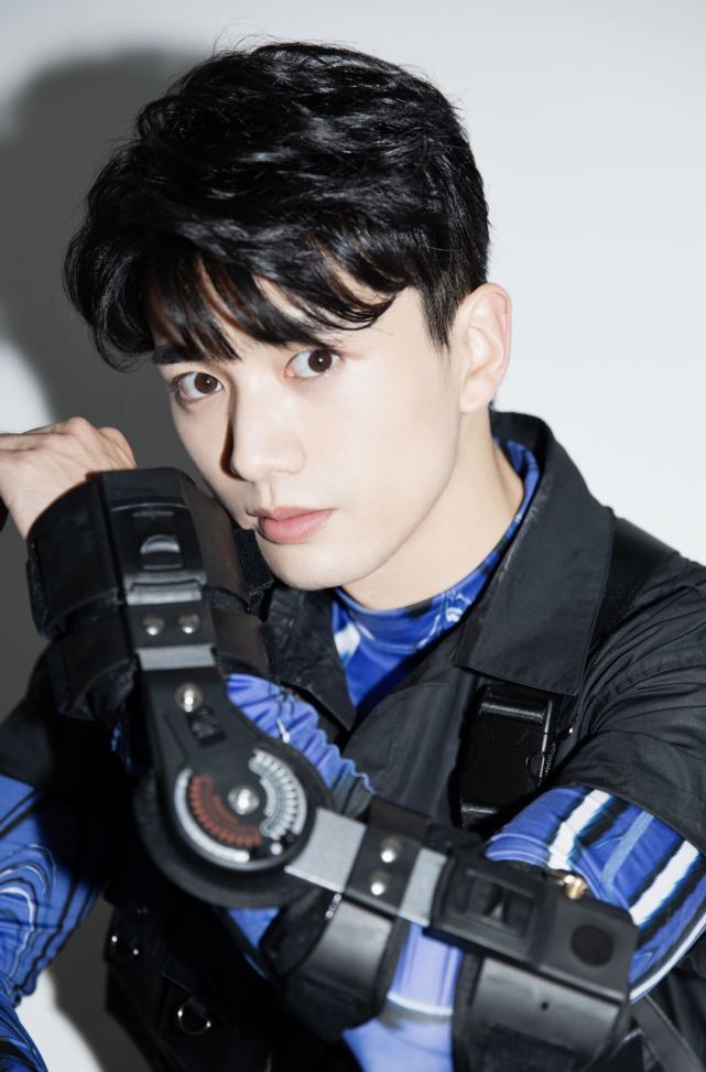 如果你还没听过易大千的名字那么这个夏天你错过了一个宝藏男孩