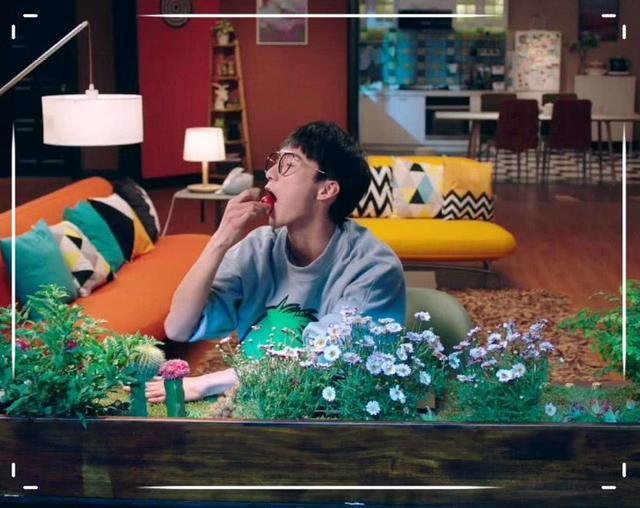 爱情公寓5:有种反差叫赵海棠,剧外穿着时尚留中分,帅到不敢认