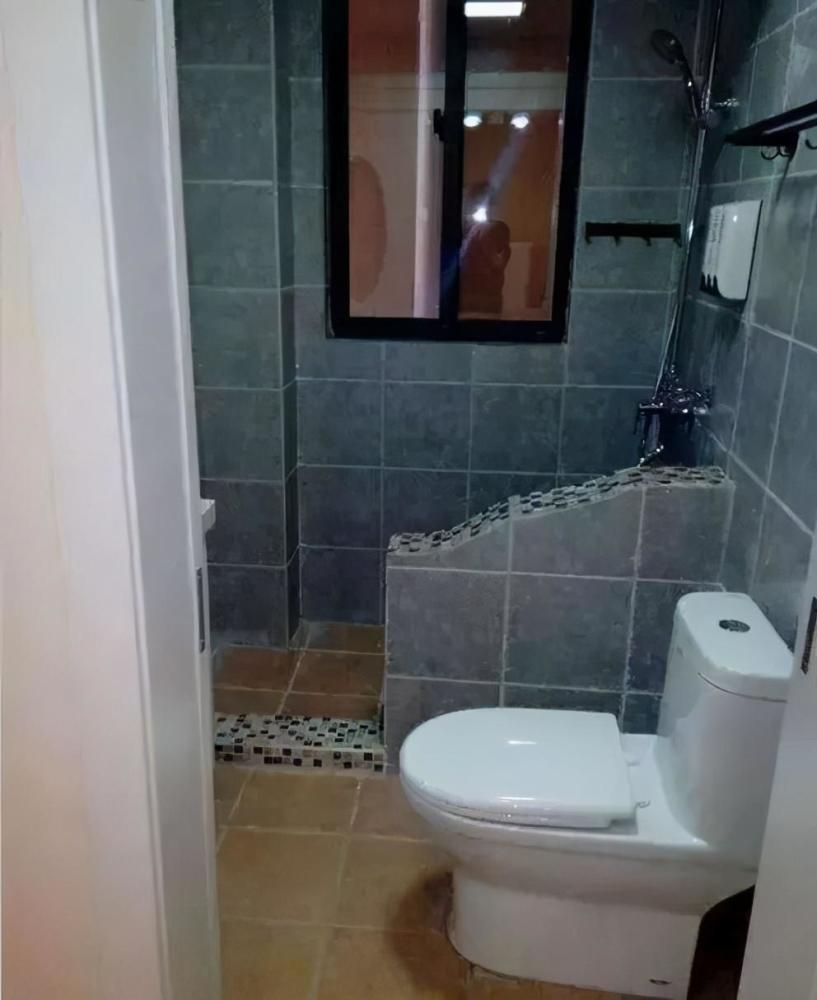 去亲戚家做客,他家卫生间竟砌了半堵墙,看着就像个澡堂子!