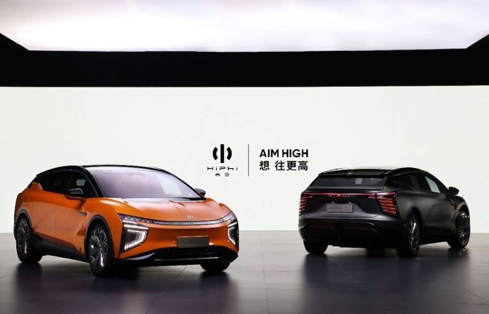 在本次北京车展中,高合hiphi与众多豪华品牌同馆亮