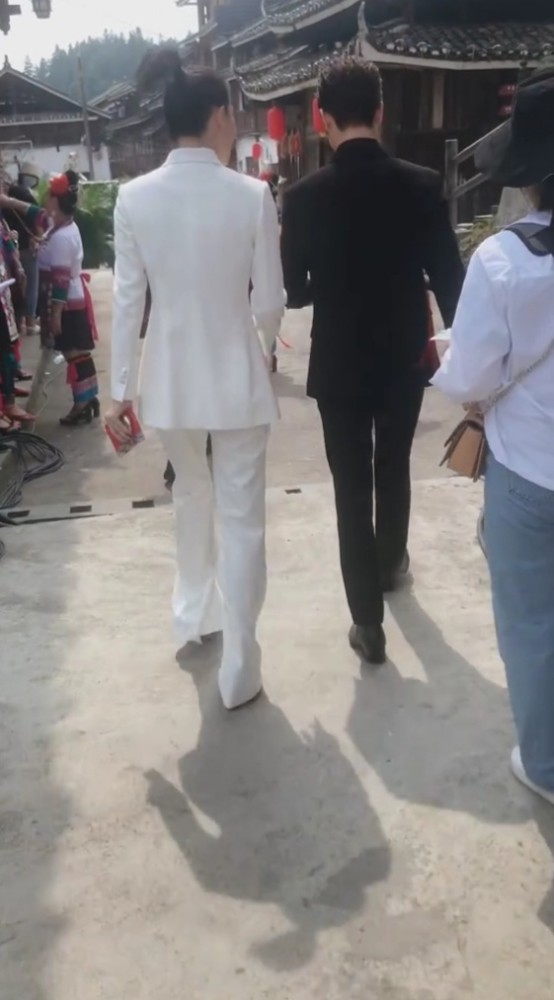 张馨予|张馨予跨界主持幕后花絮，穿礼服爬土坡，走不动就用手，不矫情尽显军嫂风范