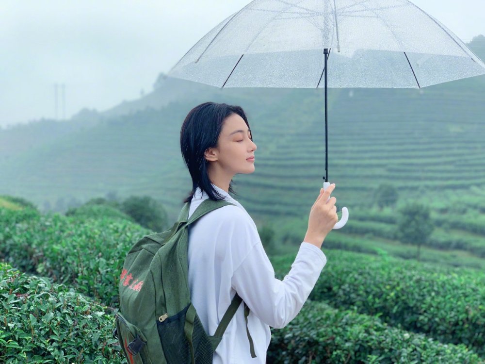 张馨予|张馨予跨界主持幕后花絮，穿礼服爬土坡，走不动就用手，不矫情尽显军嫂风范