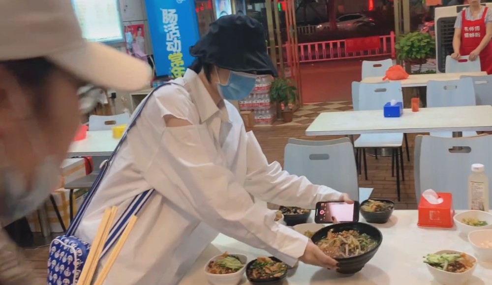 张馨予|张馨予跨界主持幕后花絮，穿礼服爬土坡，走不动就用手，不矫情尽显军嫂风范