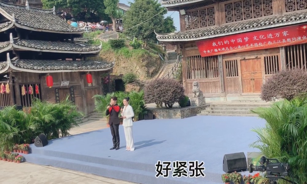 张馨予|张馨予跨界主持幕后花絮，穿礼服爬土坡，走不动就用手，不矫情尽显军嫂风范