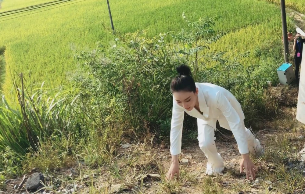 张馨予|张馨予跨界主持幕后花絮，穿礼服爬土坡，走不动就用手，不矫情尽显军嫂风范