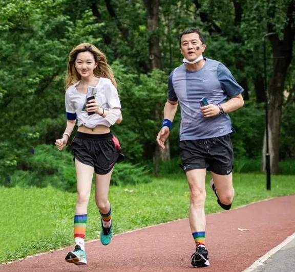 李嫣|李嫣为李亚鹏庆生，染回黑发穿无袖长裙，终于像是王菲亲生