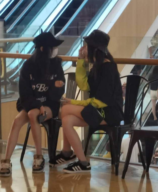 李嫣|李嫣为李亚鹏庆生，染回黑发穿无袖长裙，终于像是王菲亲生