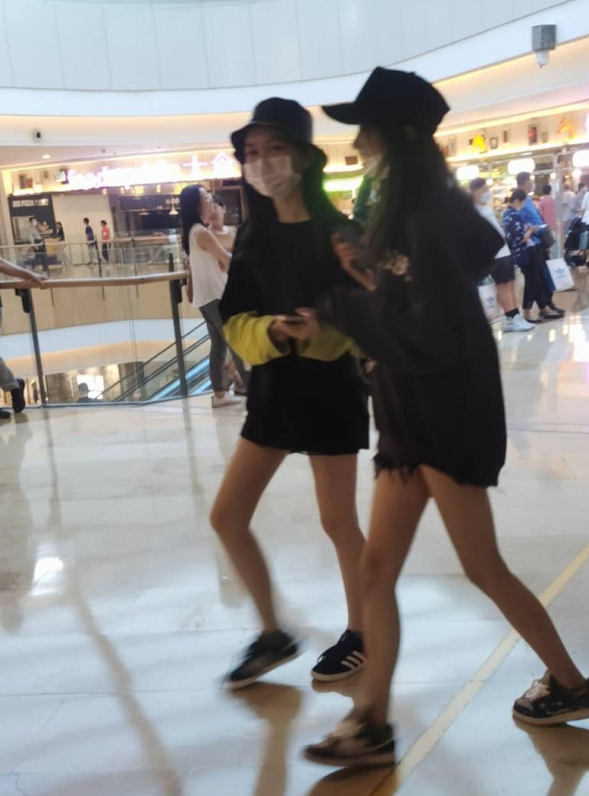 李嫣|李嫣为李亚鹏庆生，染回黑发穿无袖长裙，终于像是王菲亲生