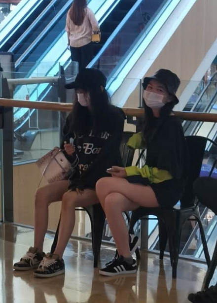 李嫣|李嫣为李亚鹏庆生，染回黑发穿无袖长裙，终于像是王菲亲生