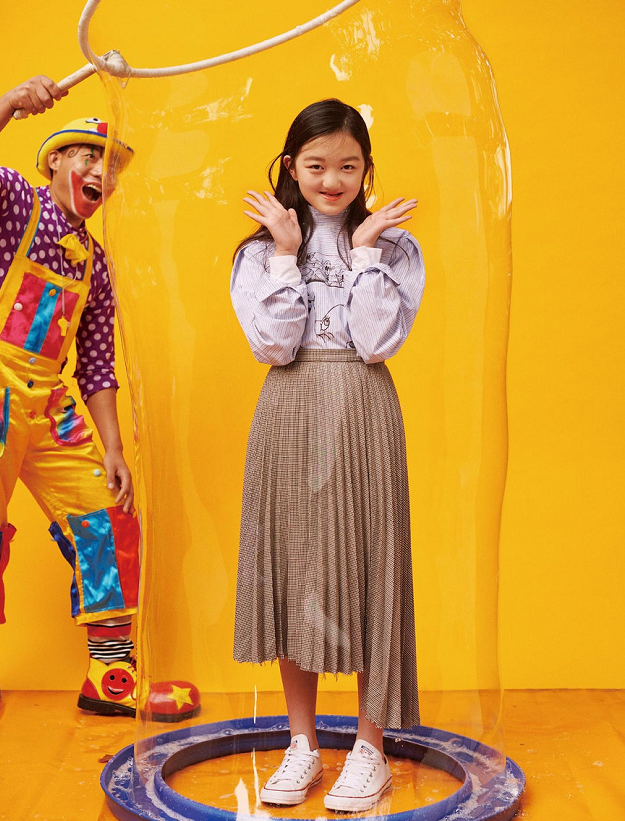 李嫣|李嫣为李亚鹏庆生，染回黑发穿无袖长裙，终于像是王菲亲生