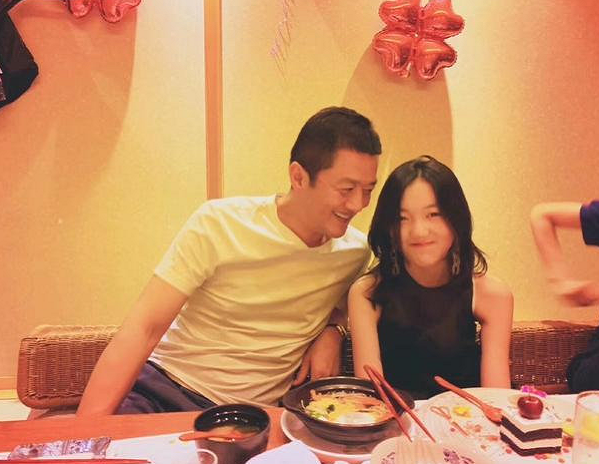 李嫣|李嫣为李亚鹏庆生，染回黑发穿无袖长裙，终于像是王菲亲生