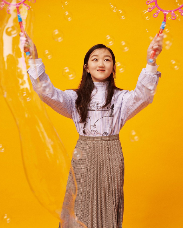 李嫣|李嫣为李亚鹏庆生，染回黑发穿无袖长裙，终于像是王菲亲生