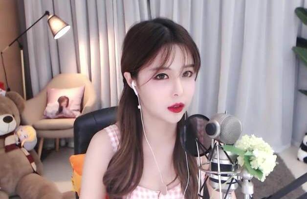 苏恩出现重大直播事故忘记关摄像头就换衣服瞬间被封号