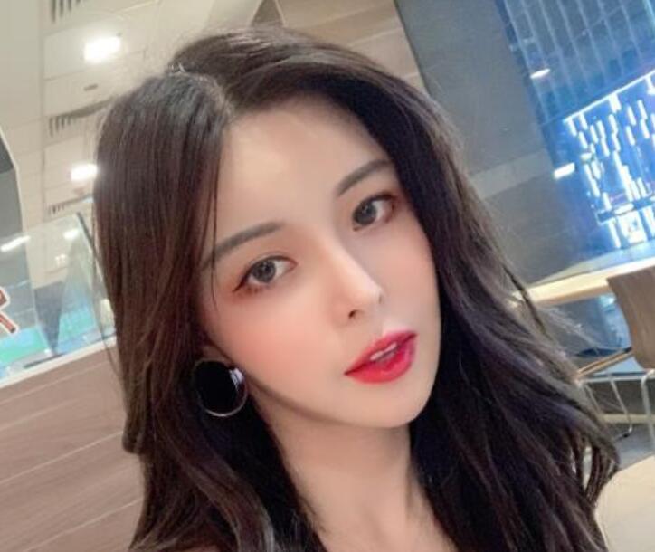 苏恩出现重大直播事故忘记关摄像头就换衣服瞬间被封号