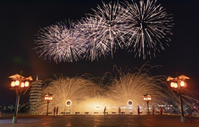 大型激光焰火水舞秀《梦幻铜官窑》将在水秀广场激情上演,烟花腾空