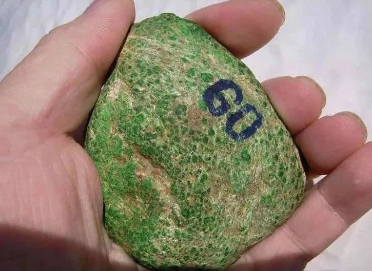 翡翠|满绿不一定就是翡翠！这两种你到底懂不懂？