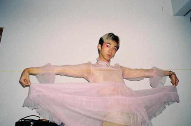 伊能静|伊能静儿子再晒女装图，粉嫩纱裙搭配桃红系妆容，过分美艳引热议