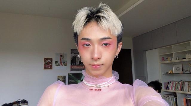 伊能静|伊能静儿子再晒女装图，粉嫩纱裙搭配桃红系妆容，过分美艳引热议