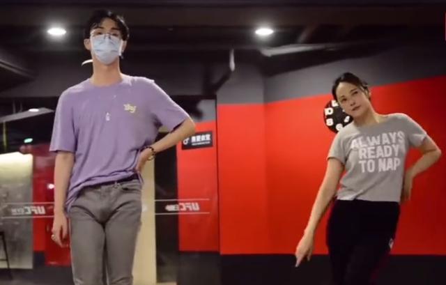 伊能静|伊能静儿子再晒女装图，粉嫩纱裙搭配桃红系妆容，过分美艳引热议